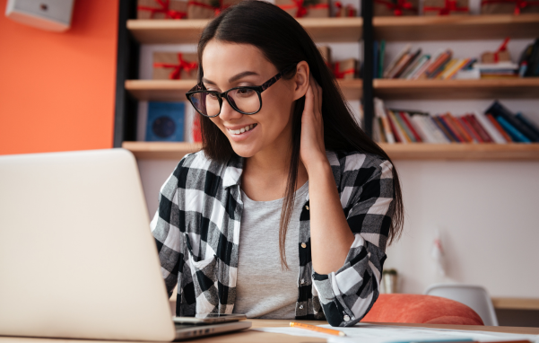 Mujer utilizando una laptop