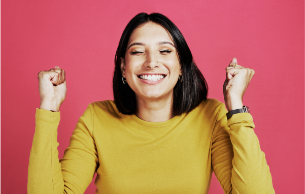 Mujer feliz y emocionada 