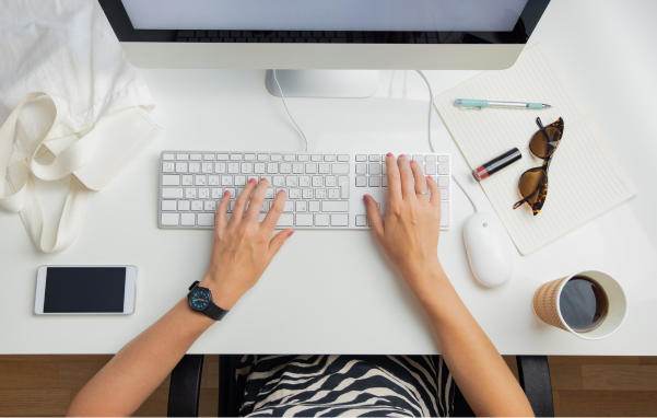 manos de mujer utilizando teclado de computadora